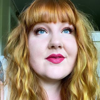 Kellybellyohio, beautiful fat woman with red hair, bright blue eyes, and pink lipstick
